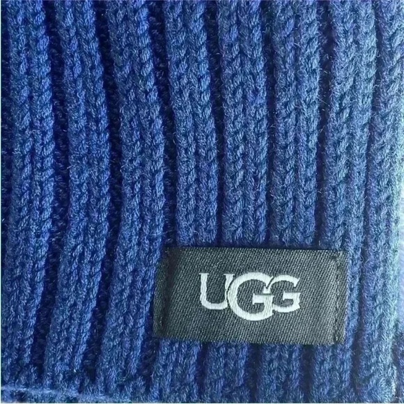 UGG Ribbed Oversized Knit Scarf in Navy NWT - Picture 4 of 6